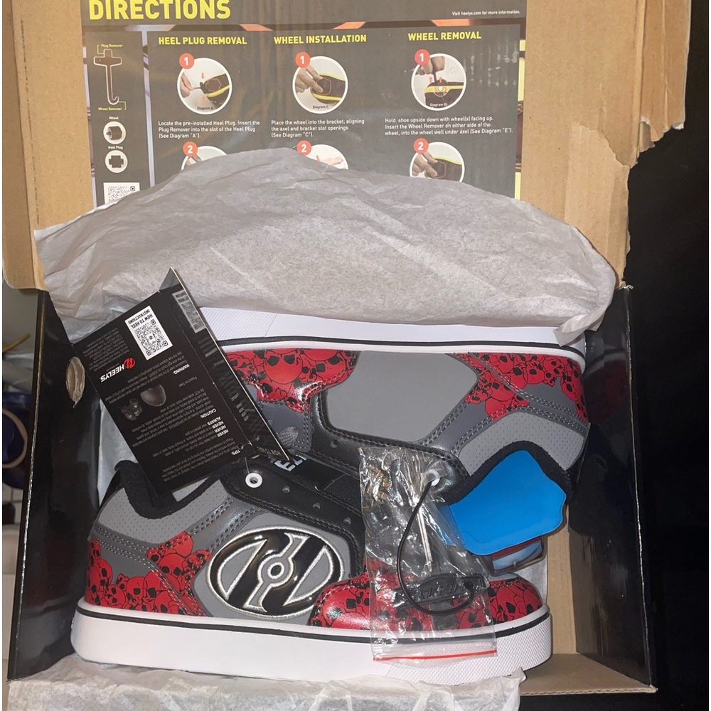 HEELYS RED SKULL